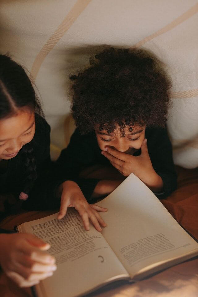 niños leyendo un libro